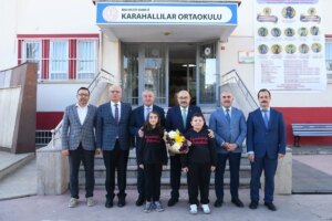 balikesir valisi ustaoglu karahallilar ortaokulunu ziyaret etti dMWi9FRC.jpg